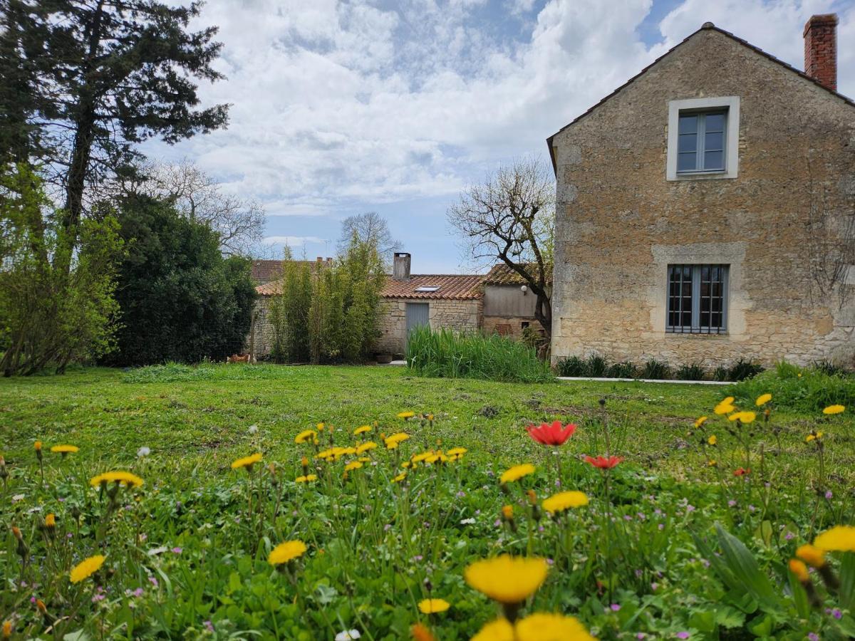 Maison Chaleureuse Et Familiale. Nalliers (Vendee)